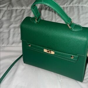 Sophisticated Green Crossbody Bag with Luxurious Finish